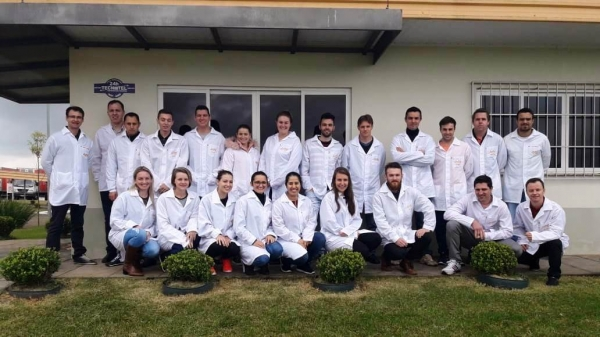 Turma da Pós-Graduação em Engenharia de Produção da Unoesc visita a Indústria da Dipães