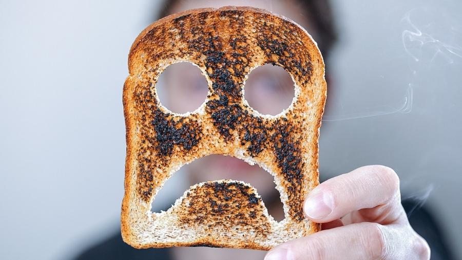 Pode comer pão queimado? Entenda quando o tostado é prejudicial à saúde