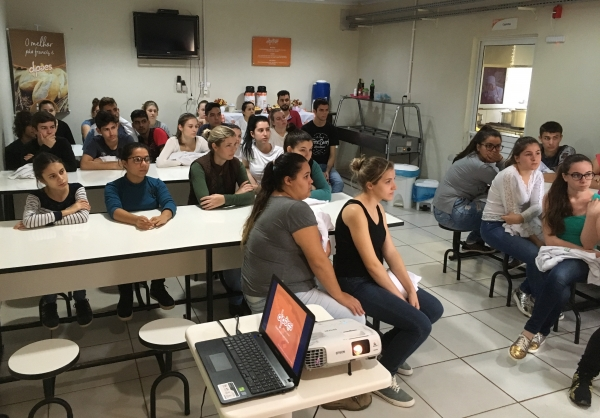 Turmas do Instituto Federal de Santa Catarina realizam visita técnica à Dipães