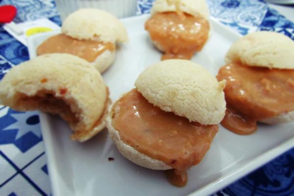 Pão de Queijo Recheado com Doce de Leite