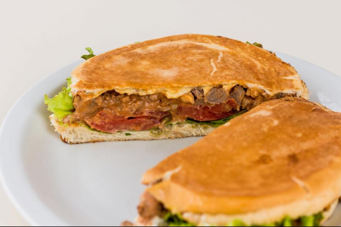 Lanche típico gaúcho, xis é gigante cheio de sabor. Prove receitas